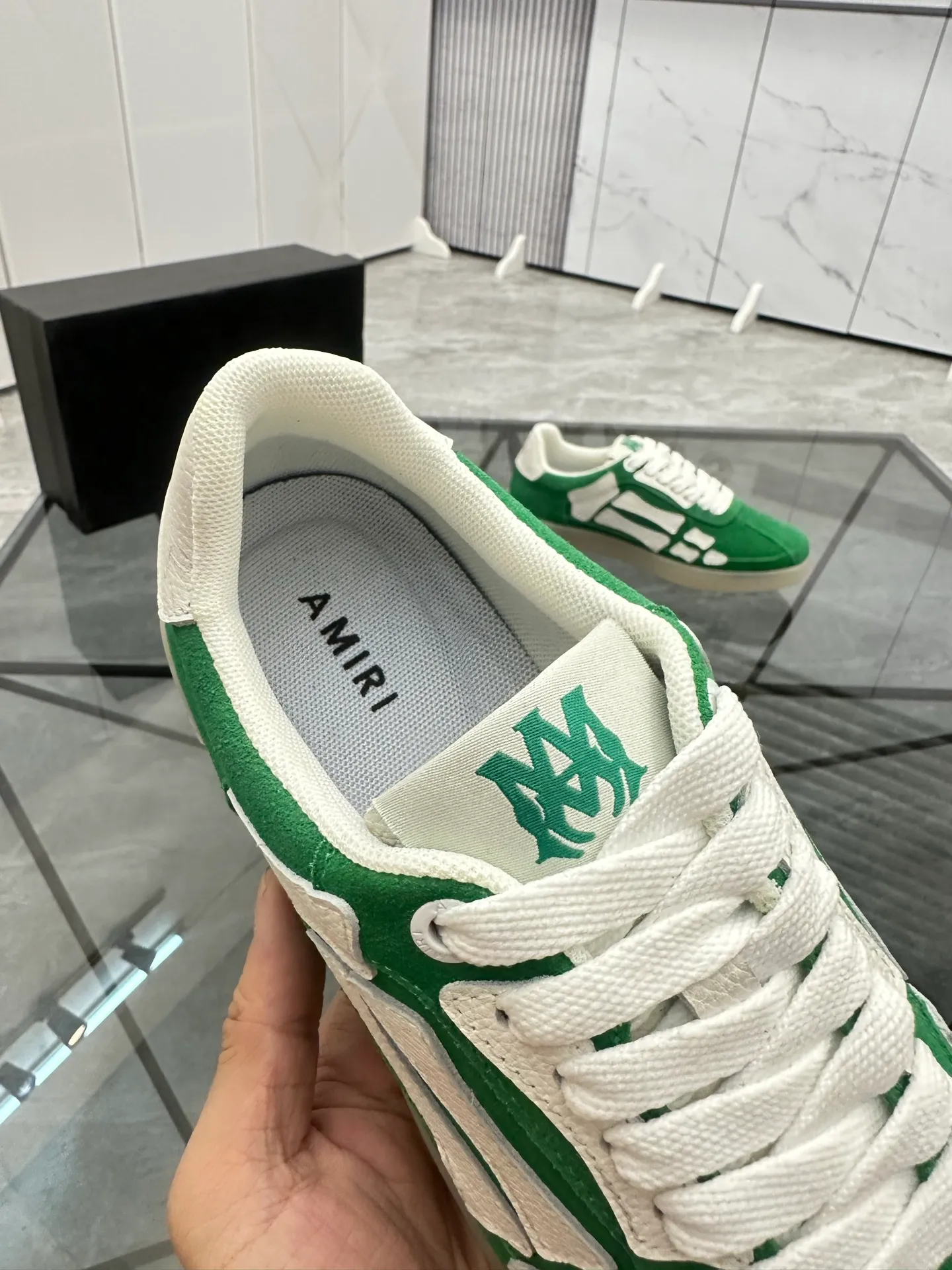 Men's shoes: 💰P420¥ Product trademark: AMIRI* "Amir*" low-top casual shoes Regular size: 38-45 (can be customized to 46) Product material: imported nubuck leather upper, breathable lining, original outsole. Number: 001